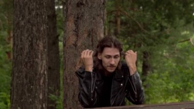 deri ceket ve gözlük adam