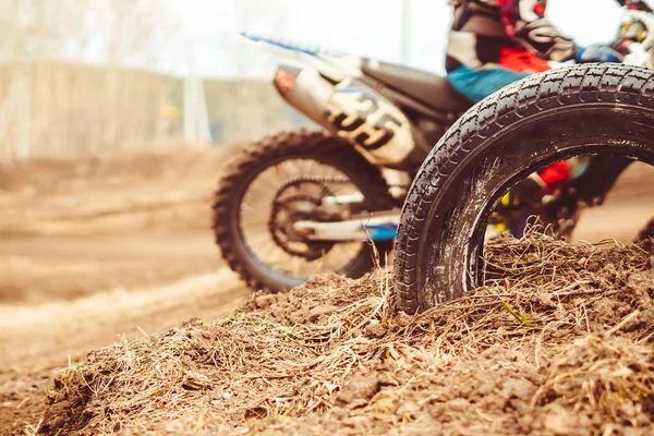 Neumáticos en la pista de deportes —  Fotos de Stock