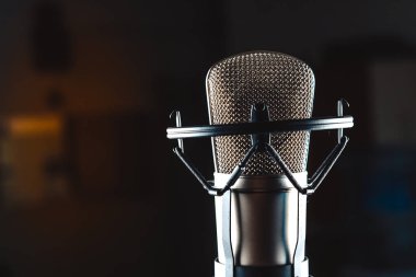 Siyah arkaplanda mikrofon