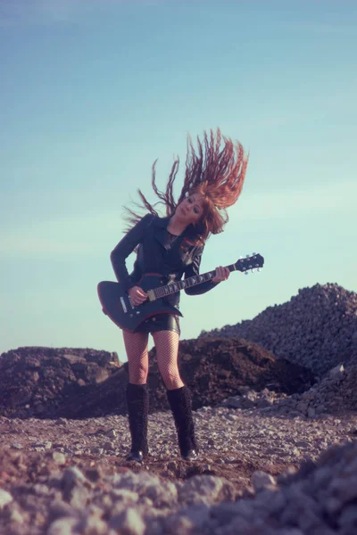Menina com guitarra em jaqueta de couro — Fotografia de Stock