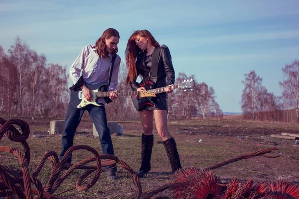 Парень с девушкой, играющей рок на гитарах — стоковое фото