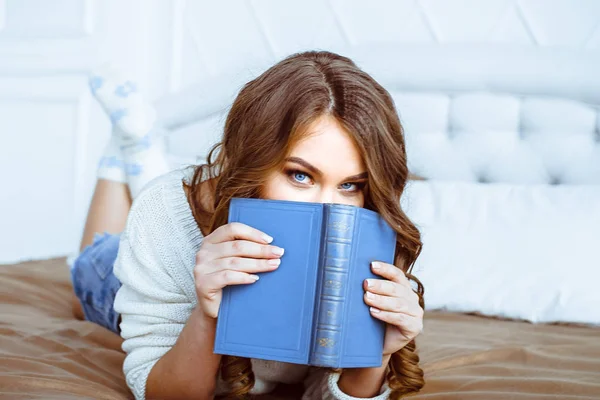Žena na lůžku s knihou — Stock fotografie
