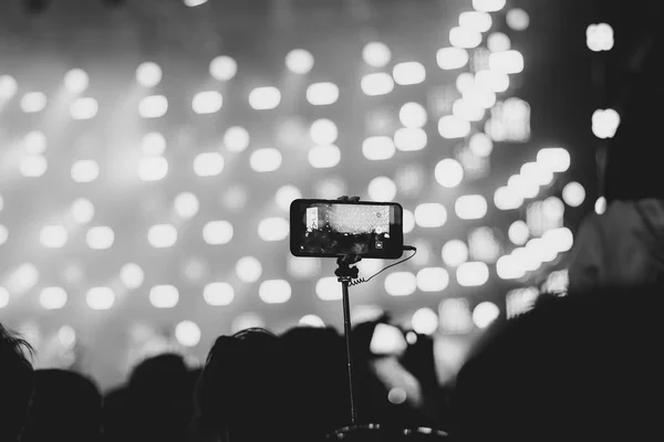 Verwijderd op de telefoon op het concert — Stockfoto