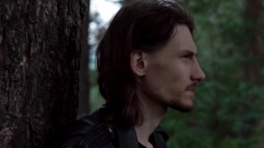 ormanda deri ceketli çocuk