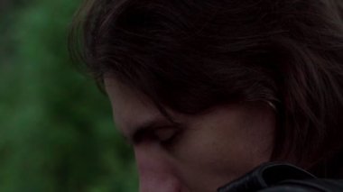 ormanda deri ceketli çocuk