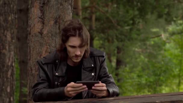 Ragazzo Seduto Con Telefono Nel Bosco — Video Stock