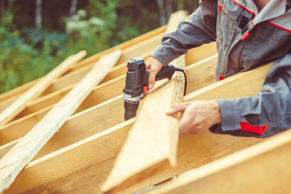 De werknemer is het opbouwen van het dak — Stockfoto