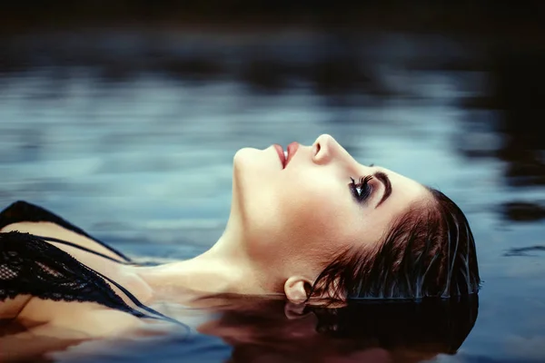 Cara chica acostada en el agua —  Fotos de Stock