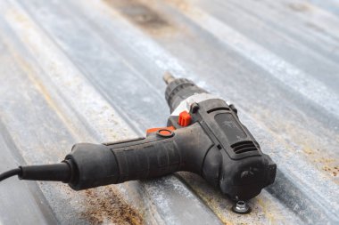 İnşaat alanı üzerinde tornavida mı