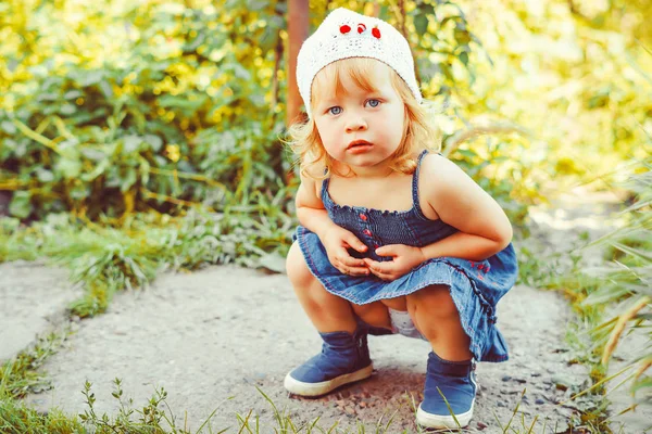 Niño en el jardín — Foto de Stock