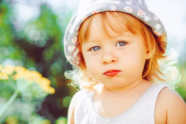 Enfant dans le jardin — Photo