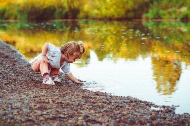 çocuk nehir kıyısında duruyor