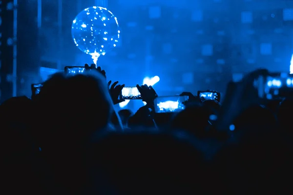 Removido no telefone no concerto — Fotografia de Stock