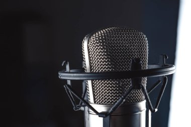 Siyah arkaplanda mikrofon