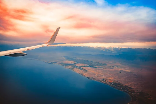 Der Blick aus dem Flugzeugfenster — Stockfoto