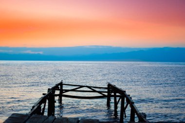 Gün batımında tahta iskele