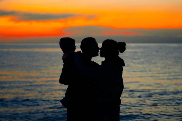 Famiglia al tramonto sul mare — Foto Stock