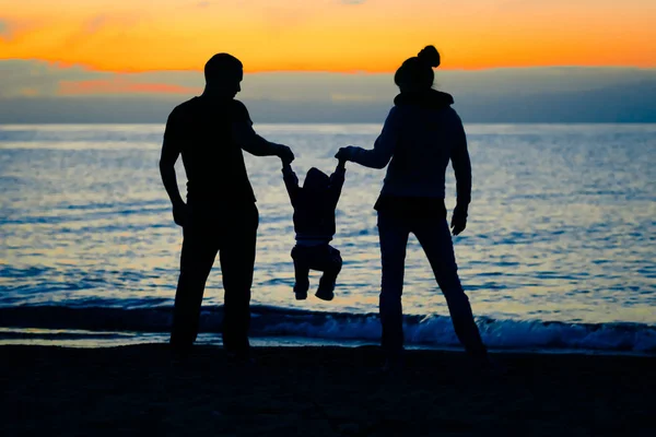 Famille au coucher du soleil au bord de la mer — Photo