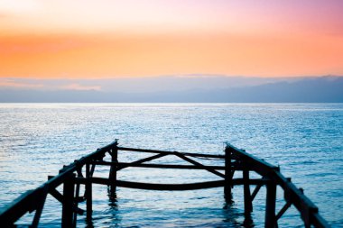 Gün batımında tahta iskele