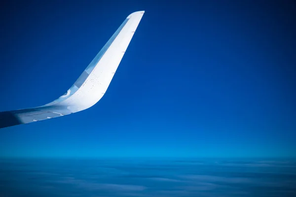 Der Blick aus dem Flugzeugfenster — Stockfoto