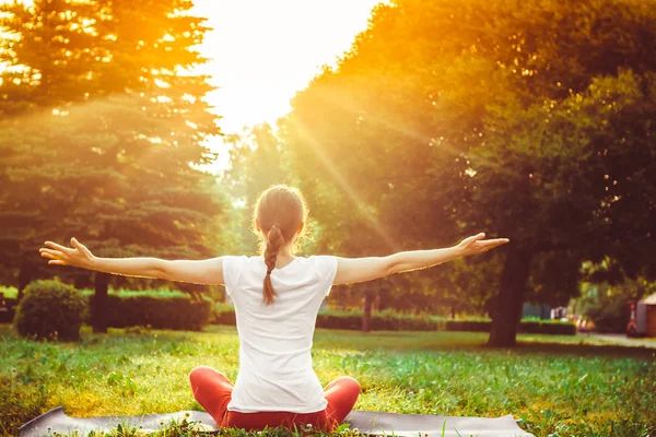 Kız açık havada yoga yaparken — Stok fotoğraf