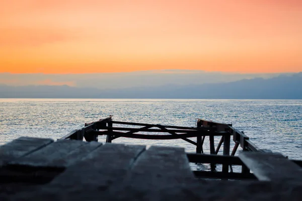 Cais de madeira ao pôr do sol — Fotografia de Stock