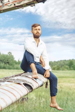 bir adam eski bir uçak arka plan üzerinde