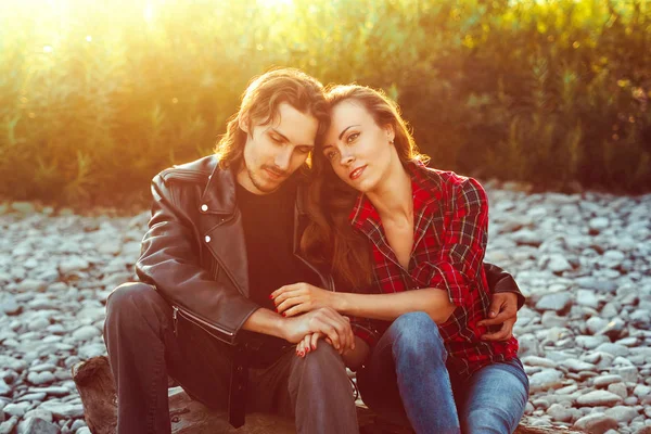 El tipo con la chica sentada al atardecer — Foto de Stock