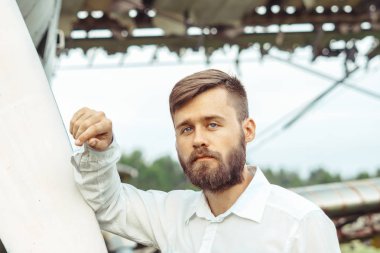 bir adam eski bir uçak arka plan üzerinde