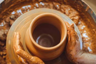 bir sürahi Potter yapar