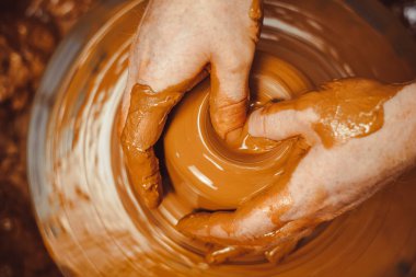 bir sürahi Potter yapar