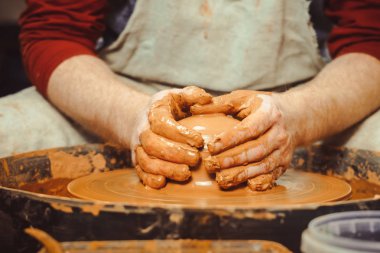 bir sürahi Potter yapar