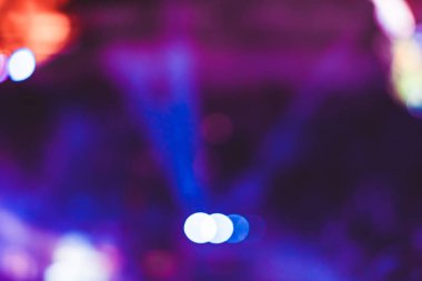 Projektörler bir konserde