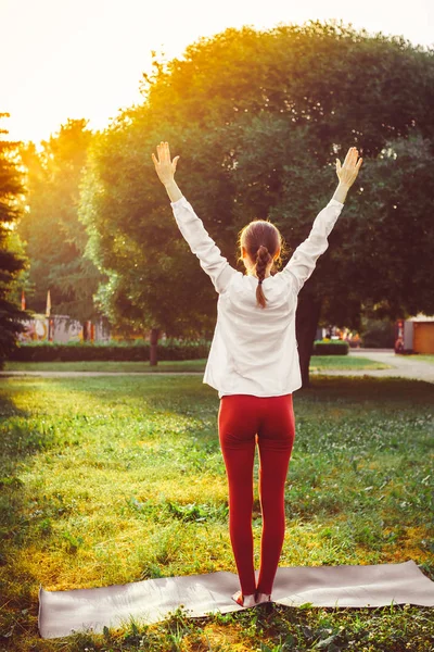 Kız açık havada yoga yaparken — Stok fotoğraf