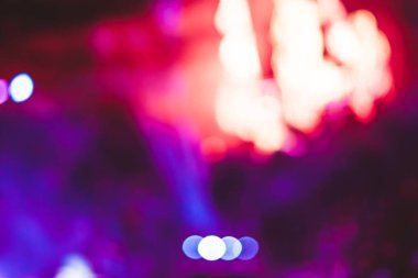 Projektörler bir konserde