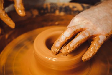 bir sürahi Potter yapar