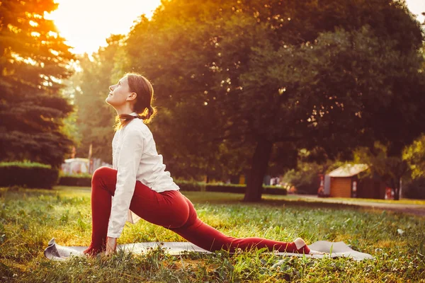 Flickan gör yoga utomhus — Stockfoto