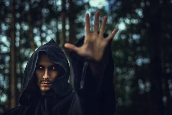 Hexenmeister zeigt mit dem Finger — Stockfoto