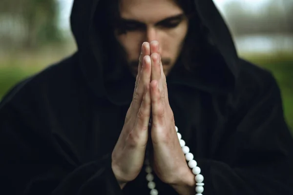 Чернець в одязі молиться в лісі — стокове фото