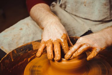 bir sürahi Potter yapar