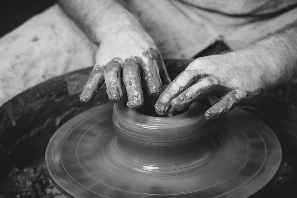 Поттер делает кувшин
