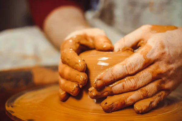 Potter hace una jarra — Foto de Stock