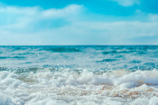 Meeresoberfläche Sommer Welle Hintergrund. natürliche tropische Wasserparadies. Würfel Natur entspannen. — Stockfoto