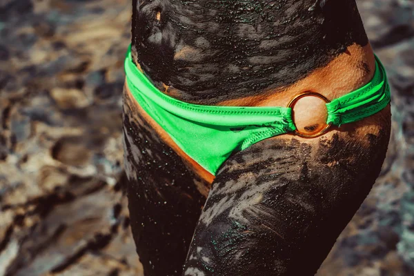 Kız çamur vücut maskesi bir spa salonda hoşlanır.