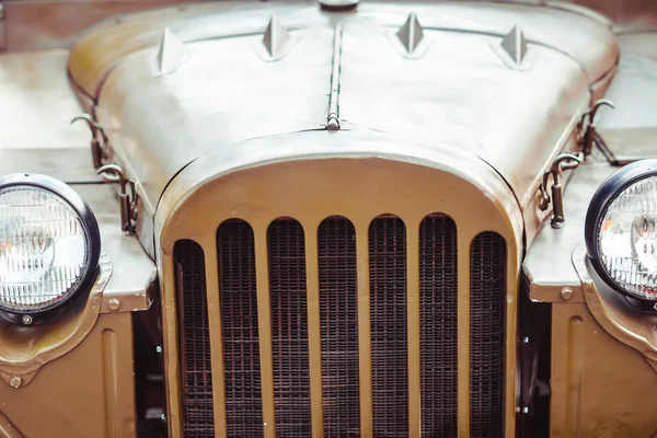 Фара старого автомобиля — стоковое фото