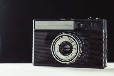 Eski film kamerası. Beyaz arka plan yakın çekim.