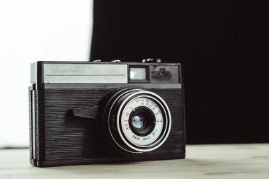 Eski film kamerası. Beyaz arka plan yakın çekim.