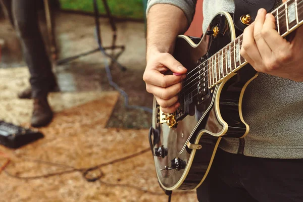 Os dedos na prancha da guitarra — Fotografia de Stock
