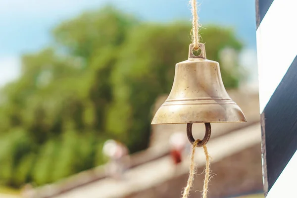 La cloche est accrochée à une corde — Photo