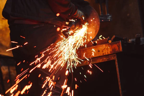 Testere demir çalışma kıvılcım